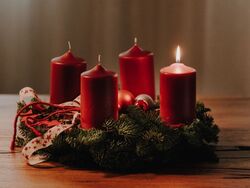 Svíčky na adventním věnci mohou způsobit peklo. Co dělat, aby se vánoční svátky neproměnily v horor?
